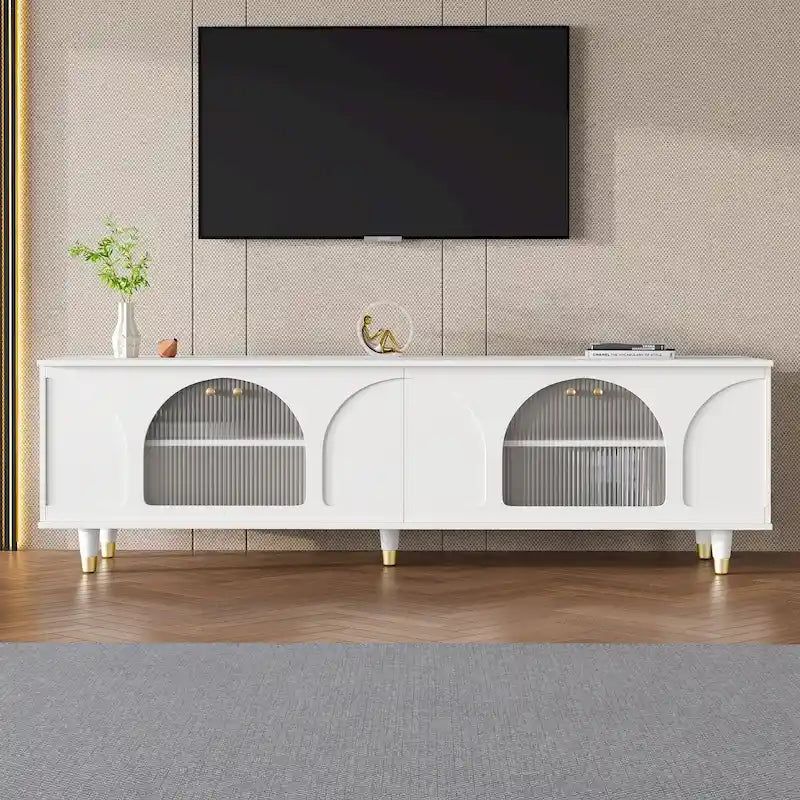 Elegante Medienkonsole mit goldenen Griffen und gewölbten Türen aus Riffelglas