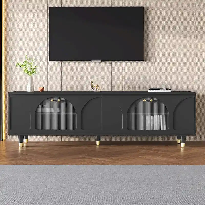 Elegante Medienkonsole mit goldenen Griffen und gewölbten Türen aus Riffelglas