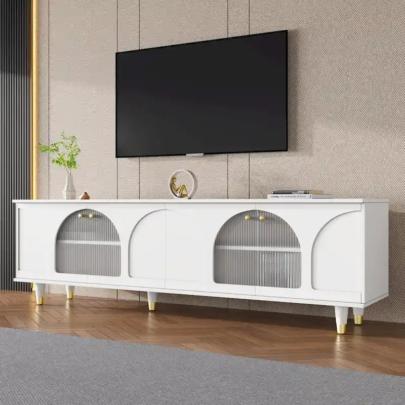 Elegante Medienkonsole mit goldenen Griffen und gewölbten Türen aus Riffelglas