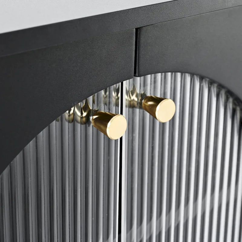 Elegante Medienkonsole mit goldenen Griffen und gewölbten Türen aus Riffelglas
