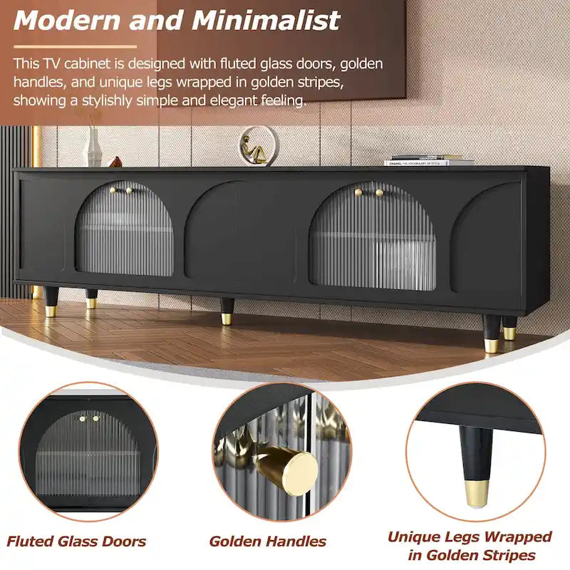 Elegante Medienkonsole mit goldenen Griffen und gewölbten Türen aus Riffelglas