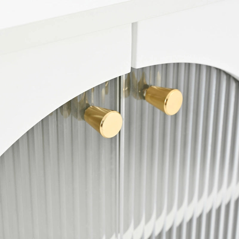 Elegante Medienkonsole mit goldenen Griffen und gewölbten Türen aus Riffelglas